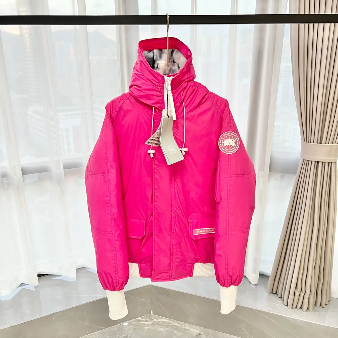 P780 𝗖𝗔𝗡𝗔𝗗𝗔 𝗚𝗢𝗢𝗦𝗘｜Canada Goose Glacier THE ICONS series Chilliwack bomber jacket 7999U1 Product color: black, white, dawn blue, pink, mood blue Size: S, M, L, XL, XXL Description: The Chilliwack bomber jacket was originally designed for pilots in the uninhabited areas of northern Canada. It is durable, warm and easy to move, which can meet the needs of pilots working in the Arctic waterways. Chilliwack's iconic style remains popular and is a popular jacket from Canada Goose. The Northern Lights capsule collection is reimagined in rich hues inspired by the stunning colors of Canada's north. The Glacial Haze capsule series is improved with an eye-catching and layered color series, giving people the feeling of being caught in the mist around icebergs and glaciers. Material list: 1⃣ Original custom-made double plain 9500-100% nylon nylon fabric 2⃣ Original YKK zipper, not a sub-factory product 3⃣ National standard 80% widely inspected white duck down, (ZP uses 80% white duck down/everything that boasts 90% is fake) Material analysis characteristics: 1⃣ Original factory/9500-100% nylon100% nylon Lurex yarn is actually 100% nylon. Nowadays, there are few pure ones. Most of them are mixed with cotton or polyester. Our top-quality original version is developed in accordance with ZP and uses the same material. 2⃣ As we all know, the original version uses 80% white duck down. The fill power refers to the cubic inches of volume occupied by each ounce (30 grams) of down under certain conditions. If one ounce of down occupies 500 cubic inches, the fill power of the down is 500. So we can simply understand it as: fill power is the volume of down, and the volume of down is fill power. The higher the fill power of down, it means that under the same filling amount, down can fix a larger volume of air layer to keep warm and insulate, so the warmth retention of down is better.